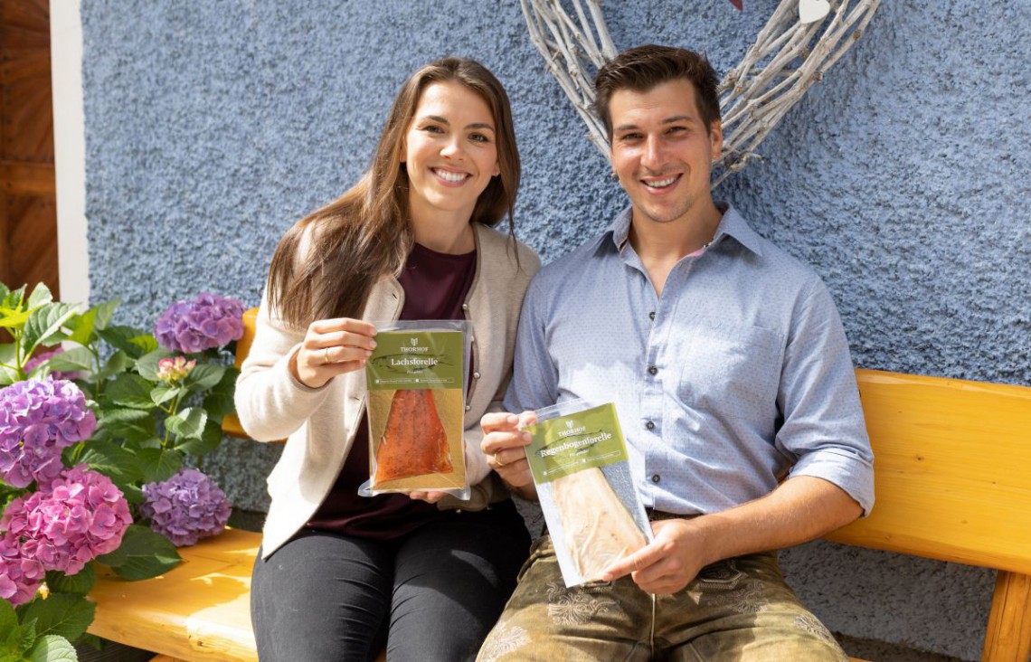 Marlene und Christian Kirchmayer mit ihren regionalen Fischprodukten.