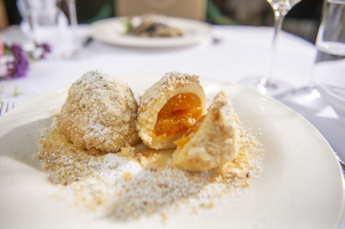 Marillenknödel mit Staubzucker auf Teller