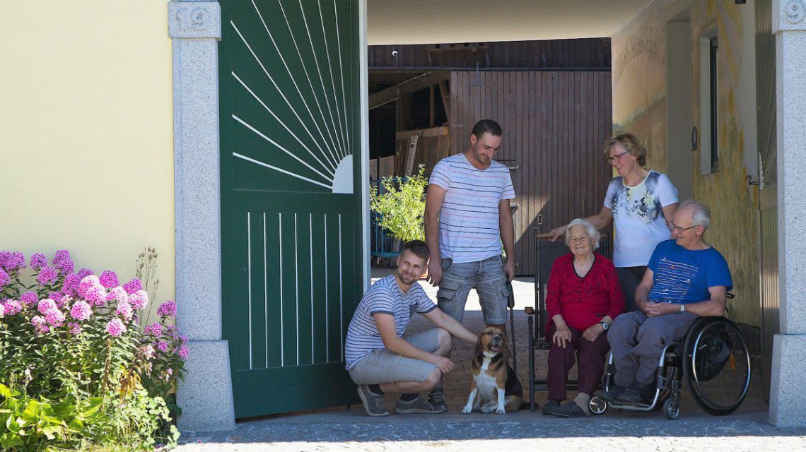 Kräuterhof Zach, Familie in der Hofeinfahrt