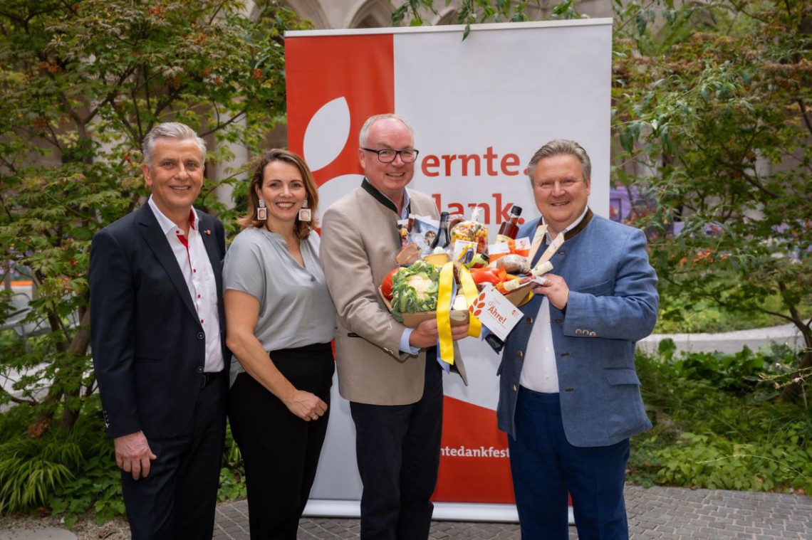 Mag. Josef Taucher,Elisabeth Harreither MBA, Dr. Stephan Pernkopf und Dr. Michael Ludwig mit einem Geschenkkorb.