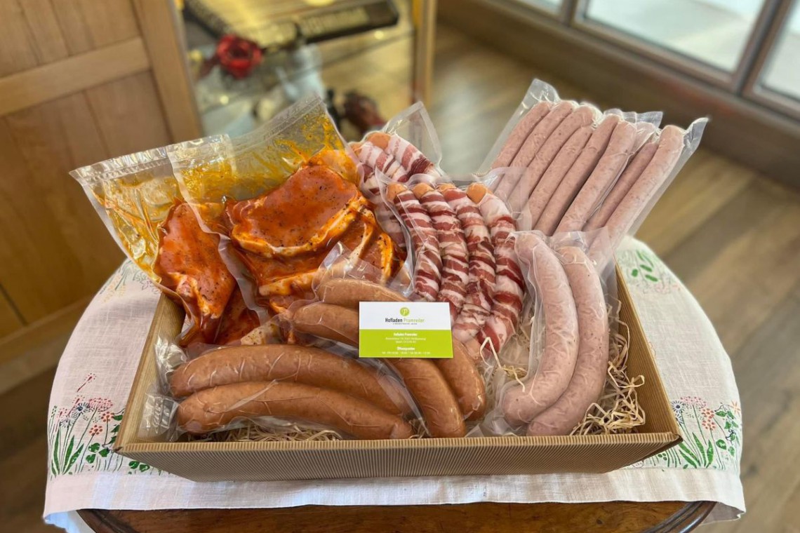 Hofladen Pramreiter, Korb mit Fleisch und Würsten