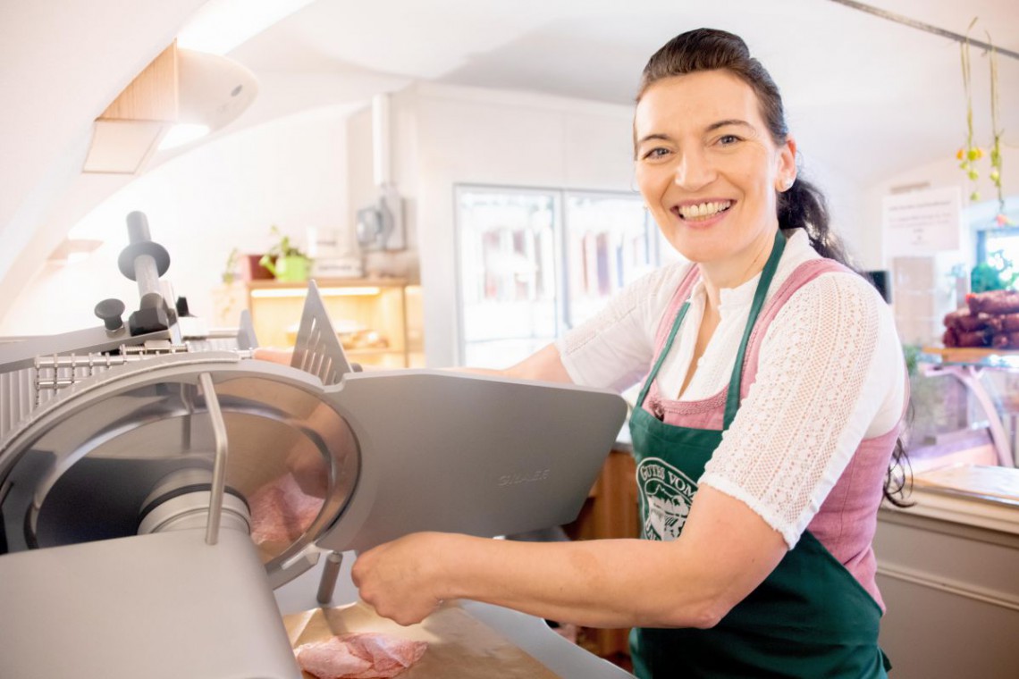 Hofladen Pramreiter, Frau Pramreiter an der Schneidemaschine