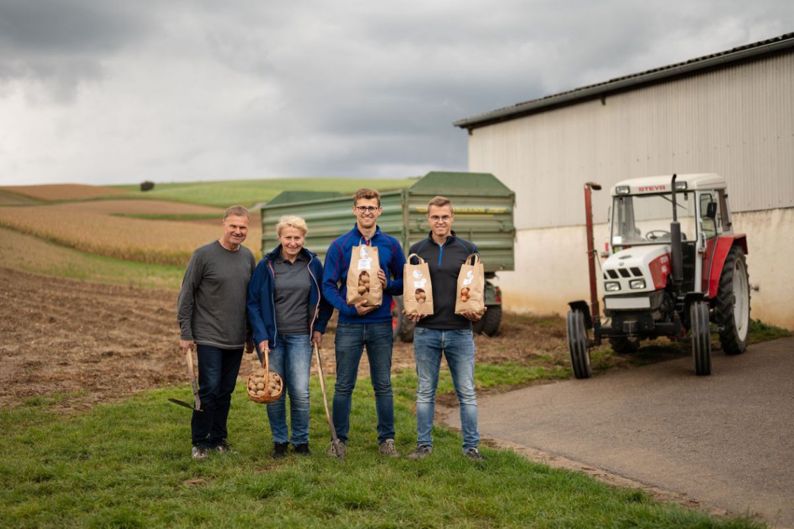 Bauernhof Weinrichter, Familie Weinrichter vor Lagerhalle