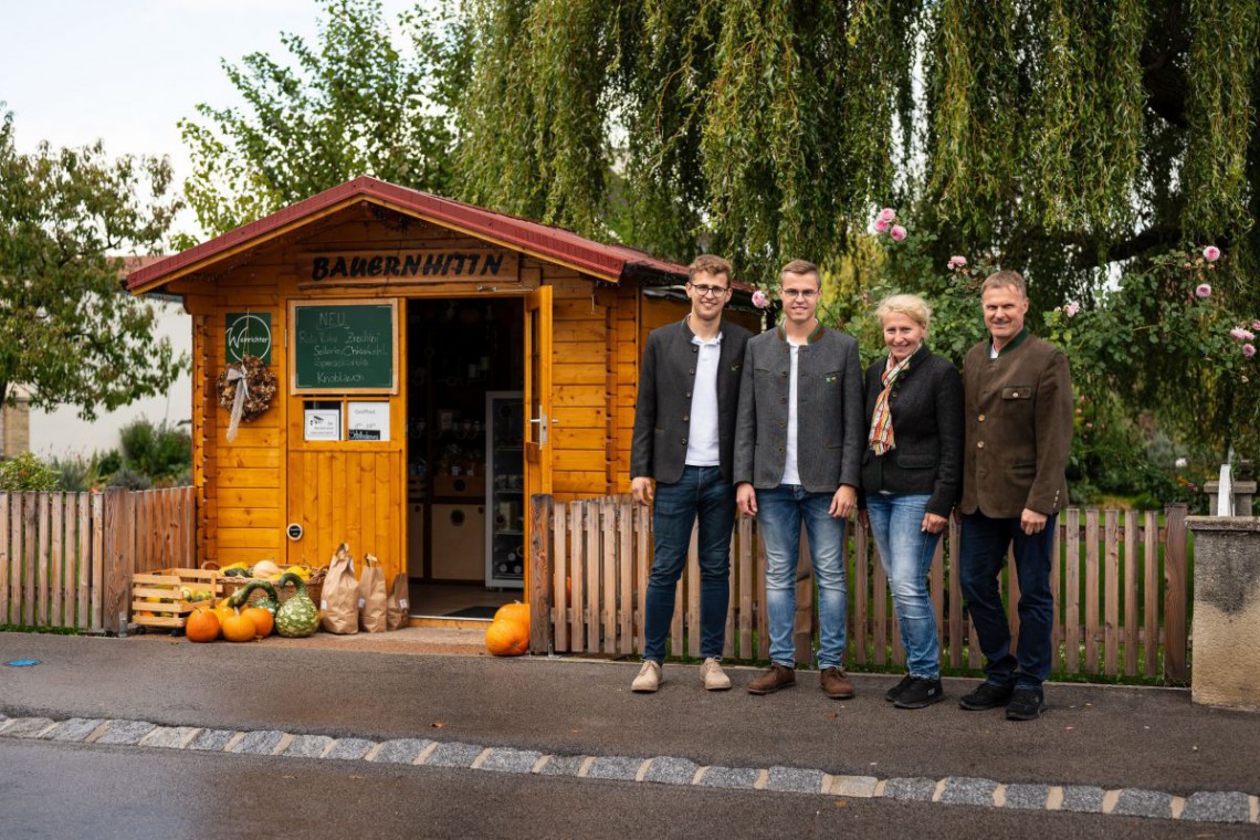 Bauernhittn Weinrichter, Familie Weinrichter vor der Bauernhittn