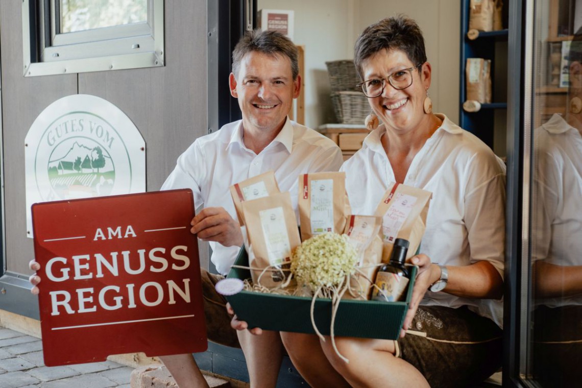 Biohof Linsbauer, Familie Linsbauer mit Geschenkkorb