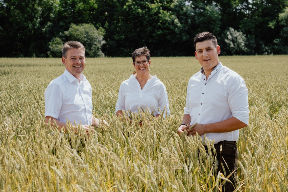 Biohof Linsbauer; Familie Linsbauer im Getreidefeld