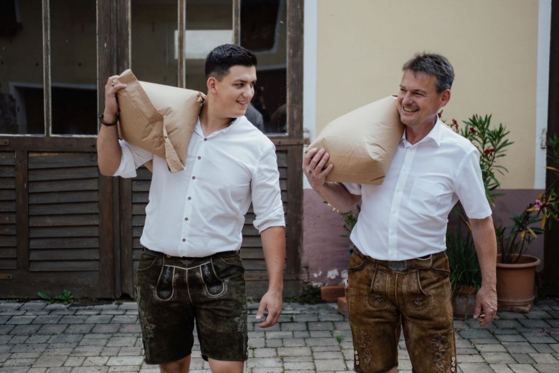 Biohof Linsbauer, Vater und Sohn Linsbauer mit Getreidesäcken