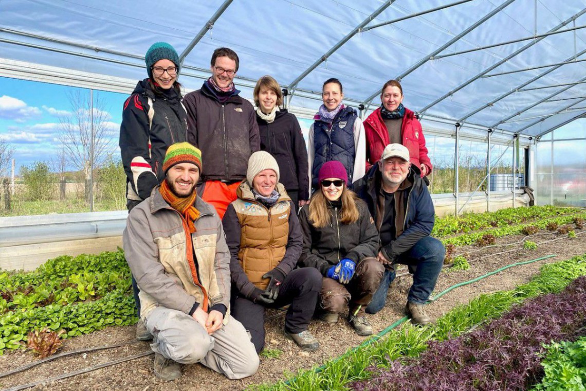 Grand Garten Team im Folientunnel