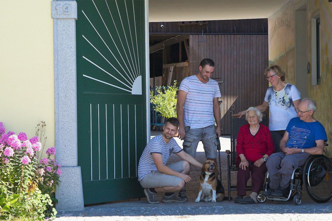 Kräuterhof Zach, Familie in der Hofeinfahrt