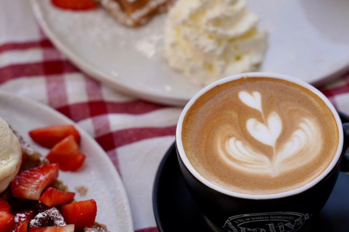 Frühstückstisch mit Kaffee und Waffeln