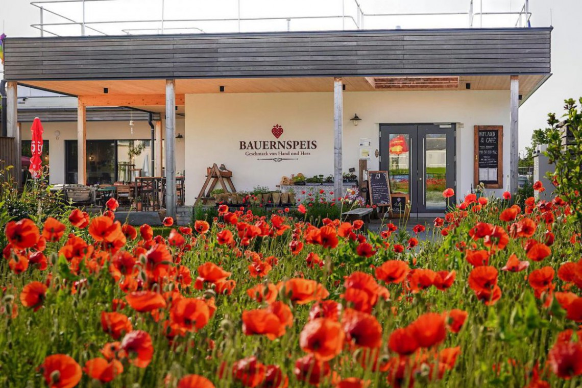 Bauernspeis mit Mohnblumen im Vordergrund