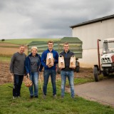 Bild anzeigen: Bauernhof Weinrichter, Familie Weinrichter vor Lagerhalle