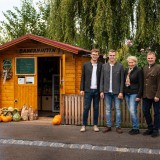 Bild anzeigen: Bauernhittn Weinrichter, Familie Weinrichter vor der Bauernhittn