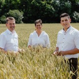 Bild anzeigen: Biohof Linsbauer; Familie Linsbauer im Getreidefeld