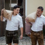 Bild anzeigen: Biohof Linsbauer, Vater und Sohn Linsbauer mit Getreidesäcken