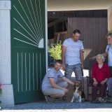 Bild anzeigen: Kräuterhof Zach, Familie in der Hofeinfahrt