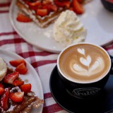 Bild anzeigen: Frühstückstisch mit Kaffee und Waffeln